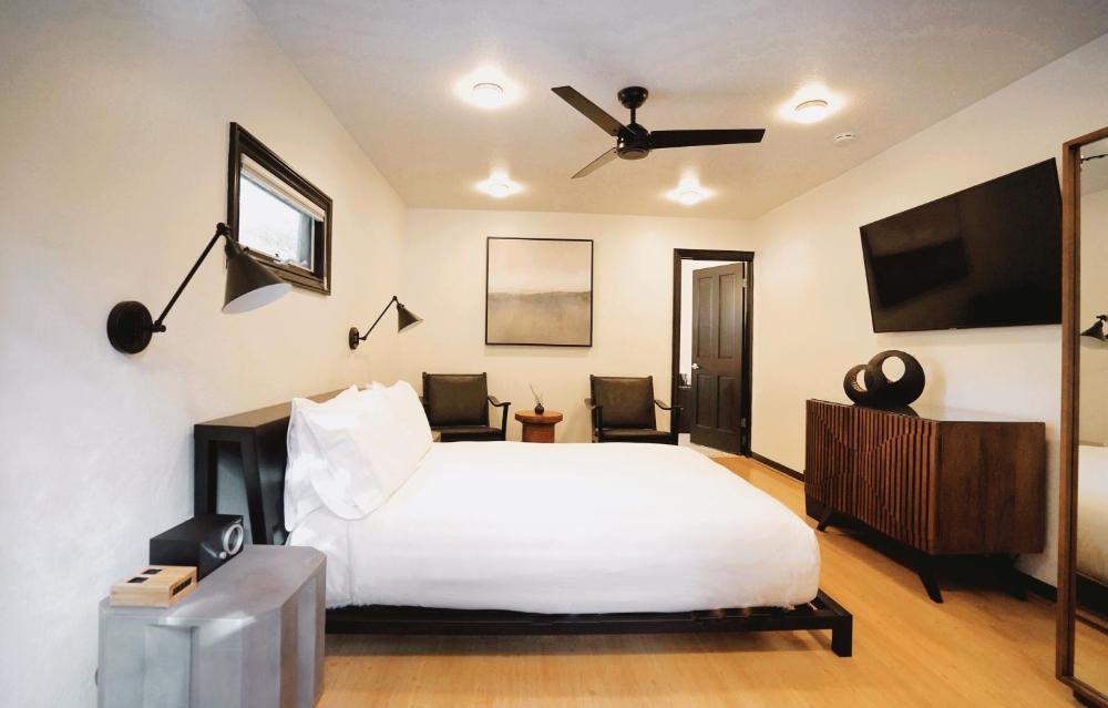 Gaige House Queen interior